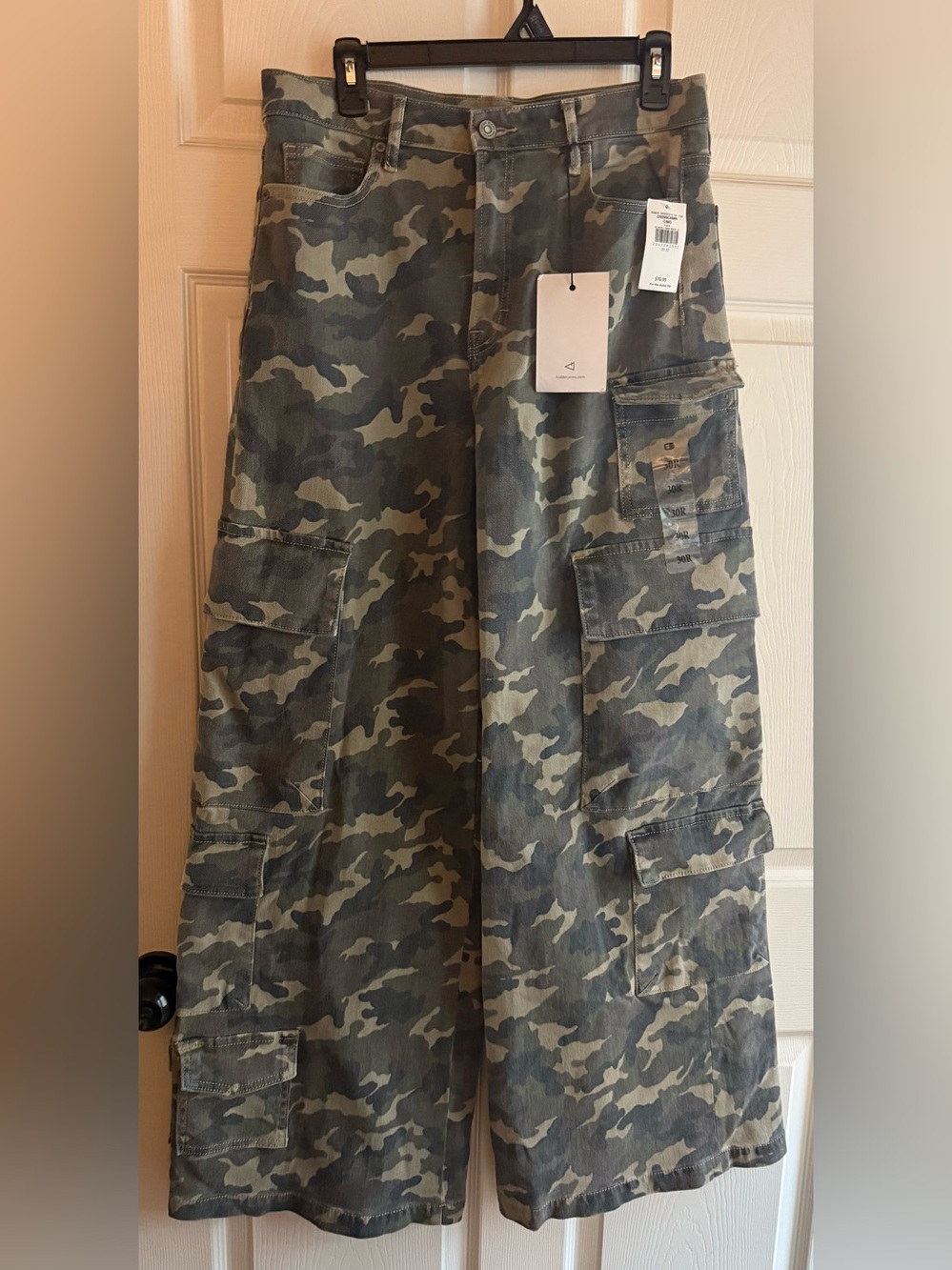 The Buckle Nori Camo Wide Leg Cargo Stretch Jeans size 30R - Picture 3 of 6